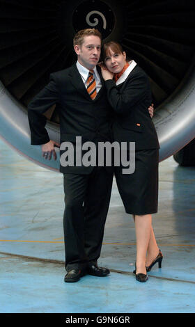 Emma Casey und Ian Catlin posieren in ihrer neuen easyJet-Uniform im Kleiderbügel der Low-Cost-Fluggesellschaft am Flughafen Luton. Stockfoto