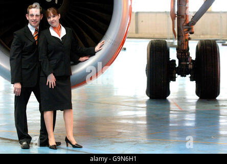 Emma Casey und Ian Catlin posieren in ihrer neuen easyJet-Uniform im Kleiderbügel der Low-Cost-Fluggesellschaft am Flughafen Luton. Stockfoto