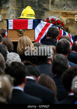 Der Sarg von Feuerwehrmann Geoff Wicker kommt in der St. Dunstans Kirche in Mayfield, East Sussex an. Stockfoto