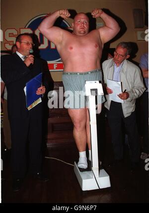 Boxen - WBF vier Runde Super-Schwergewichts-Champion - Eric "Butterbean" Esch V Shane Woollas - wiegen In Stockfoto