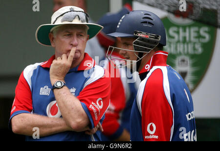 Cricket - Ashes Tour - England Nets Practice - MCG - Melbourne. England-Trainer Duncan Fletcher spricht mit Andrew Strauss (rechts) während eines Nets-Trainings beim MCG in Melbourne. Stockfoto