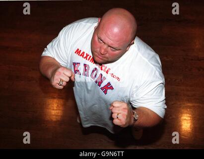 Boxen - WBF vier Runde Super-Schwergewichts-Champion - Eric "Butterbean" Esch V Shane Woollas - wiegen In Stockfoto