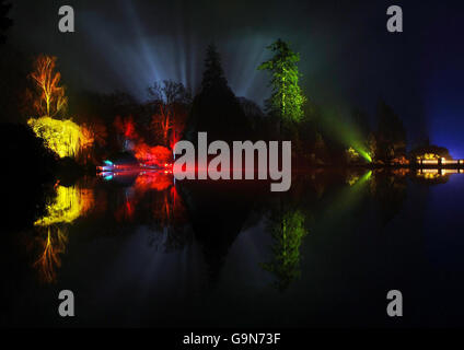 Zuvor unveröffentlichte Bild vom 21/12/2006 und Foto von Bäumen mit farbigen Lichtern beleuchtet werden in einem See in Sheffield Park Garden, East Sussex, während einer Pressevorschau ihres Flutlicht 'Enchanted Garden' reflektiert gesehen. Stockfoto