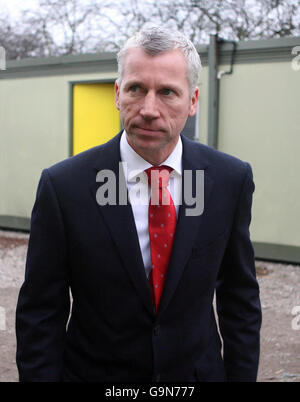 Alan Pardew, der neue Charlton Athletic Manager, kommt zu einer Pressekonferenz auf dem Sparrow's Lane Trainingsgelände in New Eltham. Stockfoto