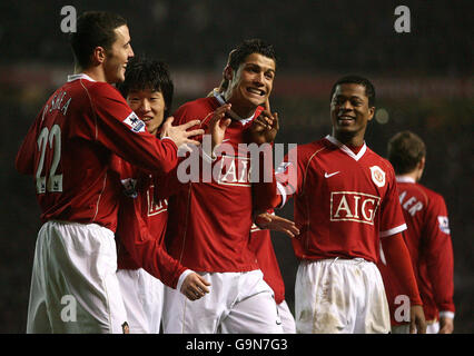Cristiano Ronaldo von Manchester United (Mitte) feiert sein zweites Tor während des Spiels der Barclays Premiership gegen Wigan in Old Trafford, Manchester. Stockfoto
