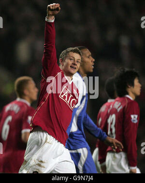 Ole Gunnar Solskjaer von Manchester United feiert, nachdem er beim Barclays Premiership-Spiel gegen Wigan in Old Trafford, Manchester, einen Treffer erzielt hat. Stockfoto