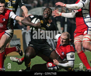 Rugby Union - Guinness Premiership - London Wasps gegen Gloucester - Adams Park. Wesps Paul Sackey (Mitte) wird während des Guinness Premiership-Spiels im Adams Park, Wycombe, von Gloucester Mike Tindall angegangen. Stockfoto