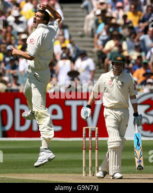 Der englische Steve Harmion feiert den Abschwund des australischen Michael Clarke (rechts) am zweiten Tag des vierten Test-Spiels beim MCG in Melbourne, Australien. Stockfoto