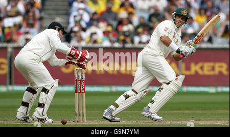 Am zweiten Tag des vierten Testmatches beim MCG in Melbourne, Australien, trifft Matthew Hayden aus Australien an Englands Wicketkeeper Chris Read vorbei. Stockfoto