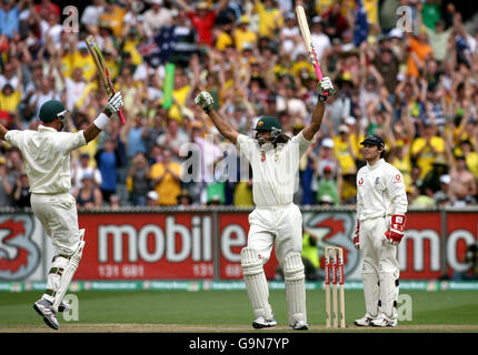 Der Australier Andrew Symonds feiert am zweiten Tag des vierten Testspieles im MCG in Melbourne, Australien, das Erreichen seines Jahrhunderts mit seinem Teamkollegen Matthew Hayden. Stockfoto