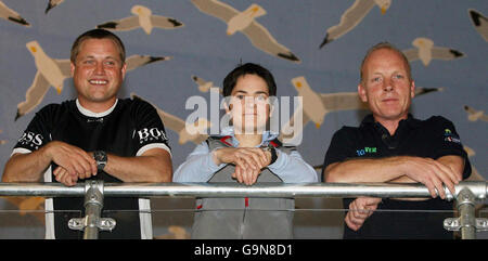 Dame Ellen MacArthur mit Alex Thomson (links) und Mike Golding (rechts) am Eröffnungstag der Collins Stewart London Boat Show 2007 im Excel Center in London. Stockfoto