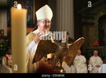 Der katholische Erzbischof von Dublin, Diarmuid Martin, hält seine Predigt während einer multikulturellen Messe zum Fest der Erscheinung des Herrn in der heutigen Pro Cathedral in der Hauptstadt. Stockfoto