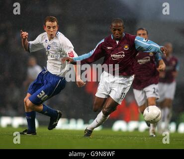 Fußball - FA Cup - Dritte Runde - West Ham United / Brighton & Hove Albion. Tommy Fraser von Brighton & Hove Albion und Luis Boa Morte von West Ham United kämpfen um den Ball Stockfoto