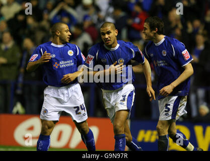 Patrick Kisnorbo (Mitte) von Leicester City feiert seinen Ausgleich gegen Fulham mit den Teamkollegen Danny Cadamarteri (links) und Patrick McCarthy während der dritten Runde des FA Cup im Walkers Stadium, Leicester. Stockfoto