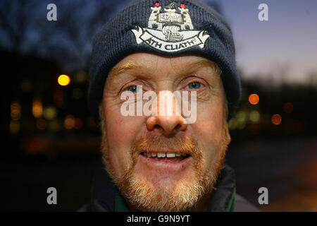 Passant Martin Malone aus Lucan, nachdem er einen Schwan, genannt Freeflow, aus der geschäftigen Lower Baggot Street im Zentrum von Dublin gerettet und wieder in den Kanal entlassen hatte. Stockfoto