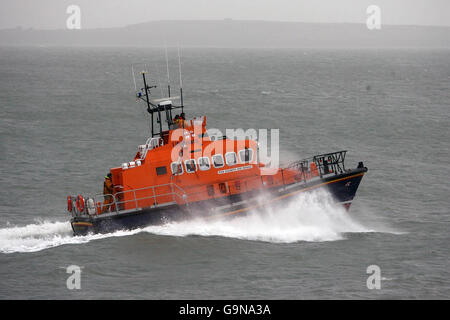 Dunmore East Rettungsboot verlässt Dunmore East Hafen in Irland als Teil der Suche nach sieben Fischer vermisst von zwei Trawler, die vor der irischen Küste sank. Stockfoto