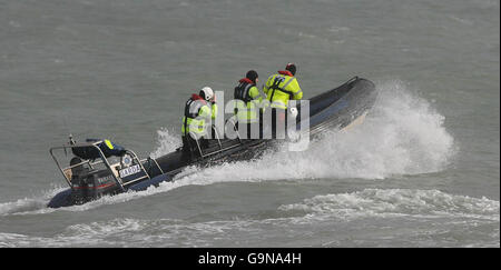 Garda- und Naval-Taucher verlassen den Hafen von Dunmore East in Irland, während die Suche nach sieben Fischern, die von zwei Trawlern, die vor der irischen Küste versanken, vermisst werden, fortgesetzt wird. Stockfoto