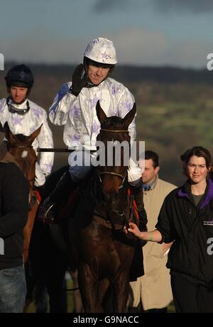 Rennen - Cheltenham. Black Jack Ketchum, der von Einem P McCoy gefahren wird, feiert den Gewinn der „Relkeel“-Hürde der Mears Group Stockfoto