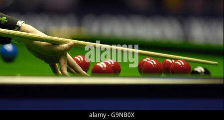 Snooker - SAGA Insurance Masters 2007 - Wembley Arena. Ken Doherty trägt einen Kleeblatt auf seinem Ärmel (links) während der SAGA Insurance Masters 2007 in der Wembley Arena, London. Stockfoto