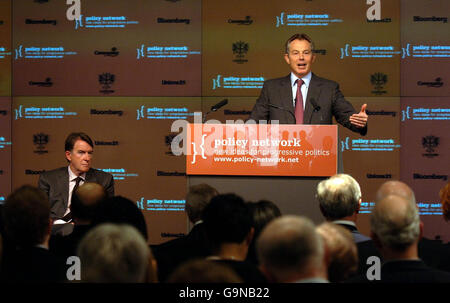EU-Handelskommissar Peter Mandelson hört zu, während Großbritanniens Premierminister Tony Blair eine politische Rede im Bloomberg-Gebäude in der City of London hält. Stockfoto