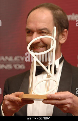 Professor Sir Alec Jeffreys gewinnt den Science and Innovation Award und wird bei den Morgan Stanley Great Britons 2006 Awards in der Guildhall im Zentrum von London zum Morgan Stanley Great Briton von 2006 ernannt. Stockfoto