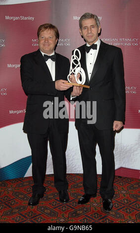 Charles Dunstone, Chairman von Carphone Warehouse, überreicht den Business Award an den Gewinner Stuart Rose bei den Morgan Stanley Great Britons 2006 Awards in der Guildhall im Zentrum von London. Stockfoto