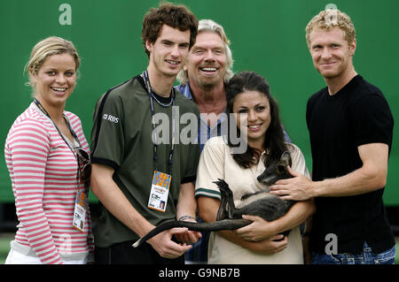 Der britische Fotograf Andy Murray (zweiter links) posiert für Fotografen mit Brocky the Wallaby, dem berühmten Unternehmer Sir Richard Branson und seinen Tenniskollegen Kim Clijisters (links) und Dmitry Tursunov (rechts) während eines Photo-Calls bei den Australian Open im Melbourne Park, Melbourne, Australien. Stockfoto