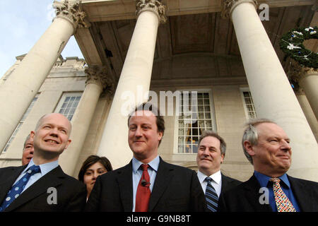 Der konservative Parteivorsitzende David Cameron (Mitte) und der Parteivorsitzende Sir Francis Maude (rechts) starten in Leeds das neue Northern Board der Konservativen Partei mit William Hague (links) als Vorsitzender. Stockfoto