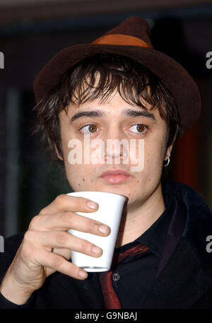 Pete Doherty vor dem Amtsgericht von Thames. Babyshambles Sängerin Pete Doherty, vor dem Thames Magistrate Court, Ost-London. Stockfoto