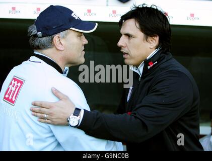 Fußball - FA Barclays Premiership - Fulham gegen Tottenham Hotspur - Craven Cottage. Tottenham Hotspur-Manager Martin Jol (links) und Fulham-Manager Chris Coleman wünschen sich vor dem Spiel viel Glück Stockfoto