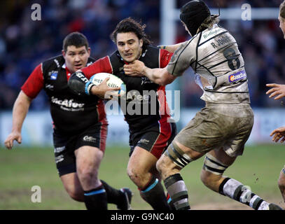 Rugby Union - Heineken Cup - Pool 3 - Sale V Ospreys - Edgely Park. Sebastien Bruno von Sale wird von Ryazn Jones von Ospreys während des Heineken Cup, dem Spiel am dritten Pool im Edgely Park, Sale, angegangen. Stockfoto