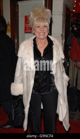 Barbara Windsor kommt zur VIP-Aufführung von Guys and Dolls im Piccadilly Theatre im Zentrum von London. Stockfoto