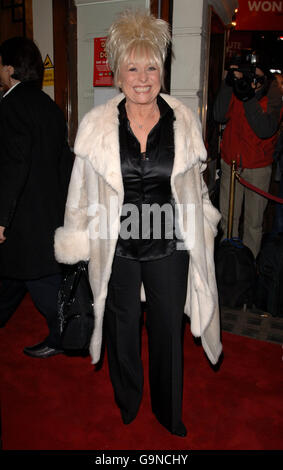 Barbara Windsor kommt zur VIP-Aufführung von Guys and Dolls im Piccadilly Theatre im Zentrum von London. Stockfoto