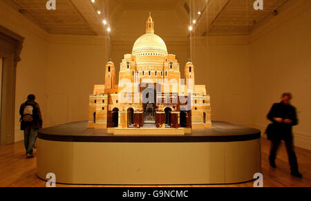 Das von Sir Edwin Lutyens vorgeschlagene Modell für die Liverpool Roman Catholic Cathedral, die in der Walker Art Gallery in Liverpool ausgestellt ist. Stockfoto