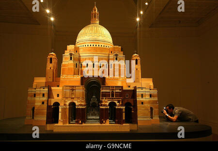 Das von Sir Edwin Lutyens vorgeschlagene Modell für die Liverpool Roman Catholic Cathedral, die in der Walker Art Gallery in Liverpool ausgestellt ist. Stockfoto