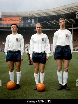 Die Brüder Bobby Charlton von Manchester United und Jackie Charlton von Leeds United (rechts) auf dem Feld im Wembley Stadium, wo beide in der englischen Mannschaft waren, die 2-2 mit Schottland zog. Der Spieler auf der linken Seite ist Barry Bridges. Stockfoto