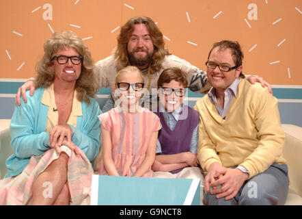 (Obere Reihe, von links nach rechts) Noel Edmonds als Noela, Justin Lee Collins, Alan Carr, (untere Reihe, von links nach rechts) Sam Jackson als Alan Jnr. Und Georgina Jackson als Alana Carr, während einer Skizze von Telly Addicts, während der Dreharbeiten für das Friday Night Project, in den London Studios im Zentrum von London. Stockfoto