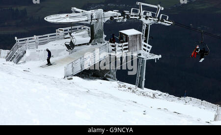 Ein Sessellift in der Nevis Range in der Nähe von Fort William, Schottland. Skifahrer und Snowboarder genießen aufgrund der Januar-Schneefälle ausgezeichnete Bedingungen in der Gegend. Stockfoto