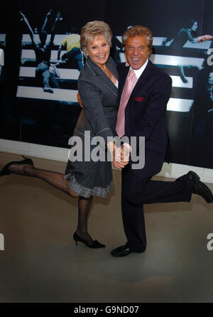 Preseneterin Angela Rippon und Lionel Blair kommen bei den Critics Circle National Dance Awards in Sadlers Wells in Angel, London, zum Tanzen. Stockfoto