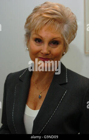 Critics Circle National Dance Awards - London. Moderatorin Angela Rippon bei den Critics Circle National Dance Awards bei Sadlers Wells in Angel, London. Stockfoto