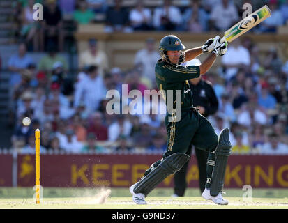 Der Australier Ricky Ponting erzielt beim One Day International Spiel im Adelaide Oval in Adelaide, Australien, ein Spiel gegen England. Stockfoto