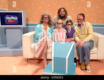 (Obere Reihe, von links nach rechts) Noel Edmonds als Noela, Justin Lee Collins, Alan Carr, (untere Reihe, von links nach rechts) Sam Jackson als Alan Jnr. Und Georgina Jackson als Alana Carr, während einer Skizze von Telly Addicts, während der Dreharbeiten für das Friday Night Project, in den London Studios im Zentrum von London. Stockfoto