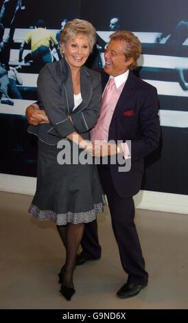 Moderatorin Angela Rippon und Lionel Blair kommen bei den Critics Circle National Dance Awards in Sadlers Wells in Angel, London, zum Tanzen. Stockfoto