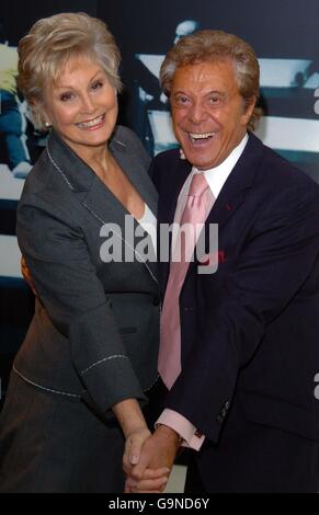 Moderatorin Angela Rippon und Lionel Blair kommen bei den Critics Circle National Dance Awards in Sadlers Wells in Angel, London, zum Tanzen. Stockfoto