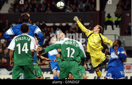 Fußball - CIS Insurance Cup - Halbfinale - St.Johnstone gegen Hibernian - Tynecastle Stadium. Hibernians Torwart Andrew McNeil räumt den Ball während des Halbfinales des CIS Cups im Tynecastle Stadium, Edinburgh. Stockfoto