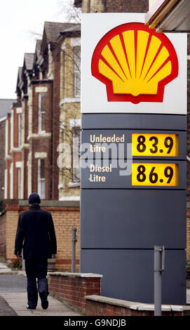 Allgemeiner Blick auf einen Shell-Benzinvorplatz auf der Aigburth Road, Liverpool. Stockfoto