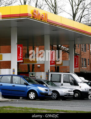 Shell annoutet Gewinne. Allgemeiner Blick auf einen Shell-Benzinvorplatz auf der Aigburth Road, Liverpool. Stockfoto