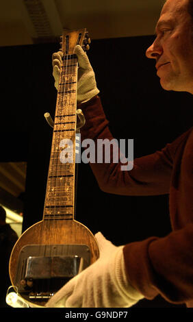 Legendäre Gitarren bei Harrods - London Stockfoto