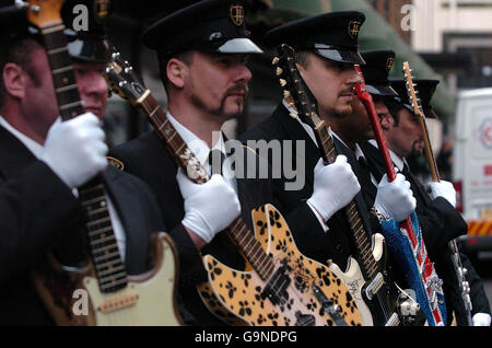 Legendäre Gitarren bei Harrods - London Stockfoto