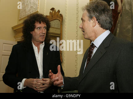 Der britische Premierminister Tony Blair spricht mit dem Gitarristen Brian May während eines Empfangs in der Downing Street 10 in London am 31. Januar 2007. Stockfoto